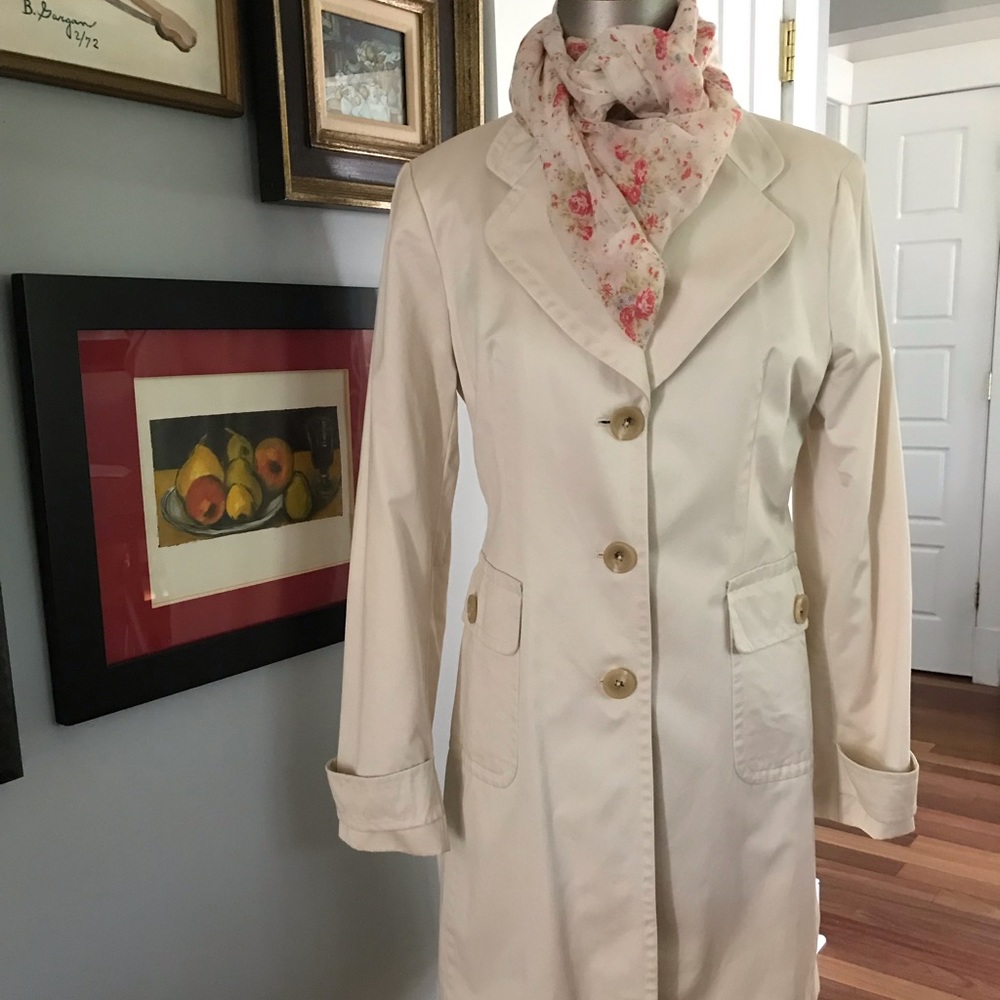 🌸BR trench🌼 This is a very pretty one,  EUC M